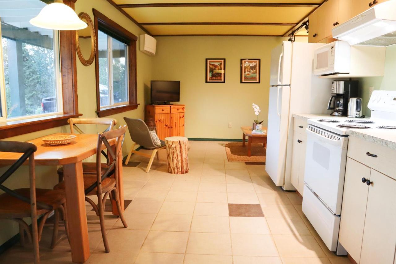 2Mins To Town, Ac & Sauna, Self Check-In, Full Kitchen, Free Laundry & Parking, Family Pet Friendly, Comfortably Sleeps Up To 10 Golden Exterior photo