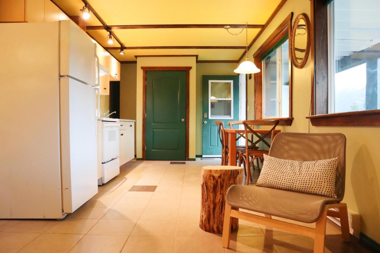 2Mins To Town, Ac & Sauna, Self Check-In, Full Kitchen, Free Laundry & Parking, Family Pet Friendly, Comfortably Sleeps Up To 10 Golden Exterior photo