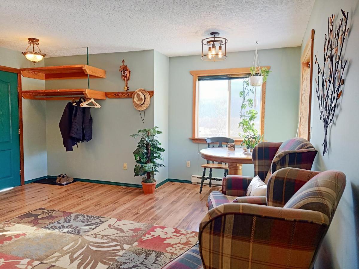 2Mins To Town, Ac & Sauna, Self Check-In, Full Kitchen, Free Laundry & Parking, Family Pet Friendly, Comfortably Sleeps Up To 10 Golden Exterior photo