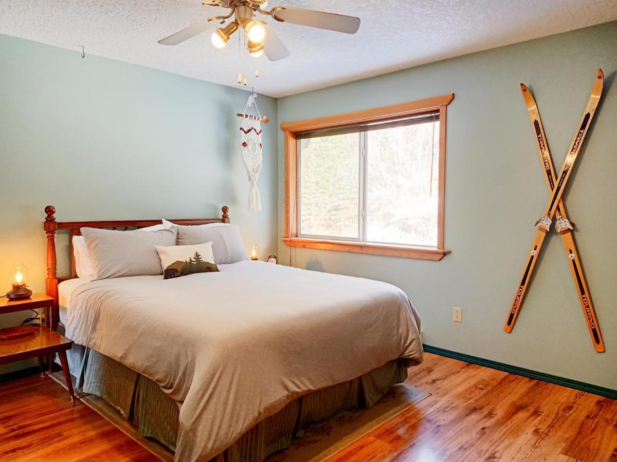 2Mins To Town, Ac & Sauna, Self Check-In, Full Kitchen, Free Laundry & Parking, Family Pet Friendly, Comfortably Sleeps Up To 10 Golden Exterior photo