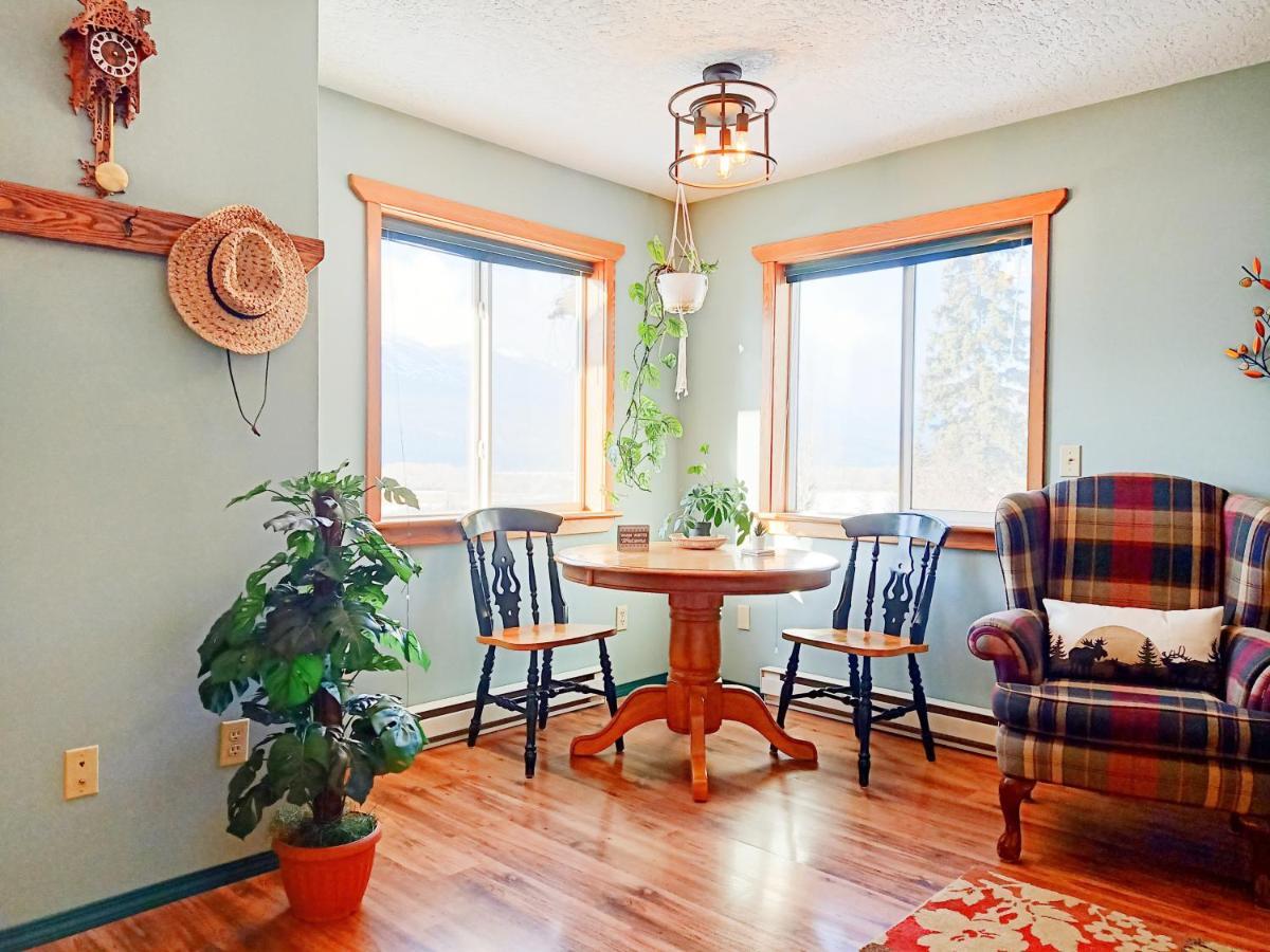 2Mins To Town, Ac & Sauna, Self Check-In, Full Kitchen, Free Laundry & Parking, Family Pet Friendly, Comfortably Sleeps Up To 10 Golden Exterior photo