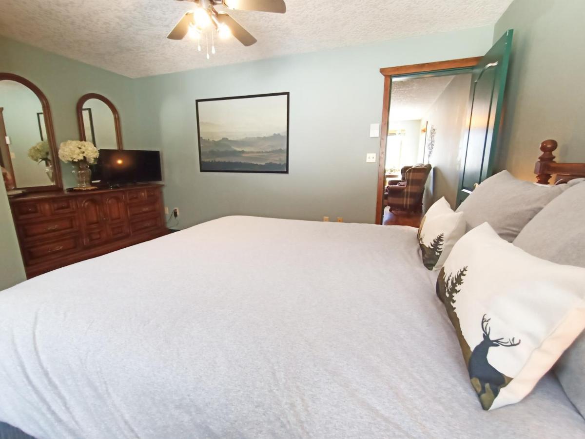 2Mins To Town, Ac & Sauna, Self Check-In, Full Kitchen, Free Laundry & Parking, Family Pet Friendly, Comfortably Sleeps Up To 10 Golden Exterior photo