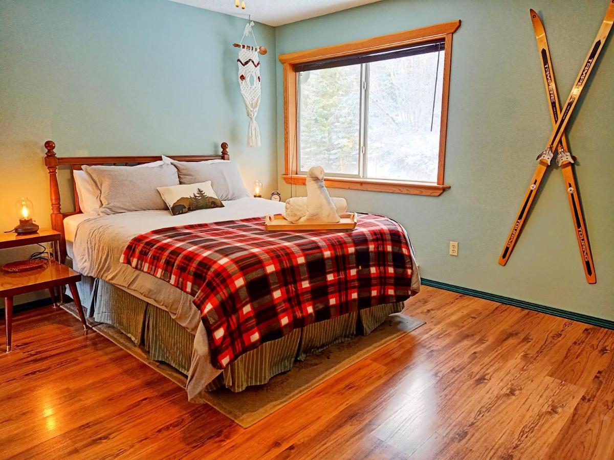 2Mins To Town, Ac & Sauna, Self Check-In, Full Kitchen, Free Laundry & Parking, Family Pet Friendly, Comfortably Sleeps Up To 10 Golden Exterior photo