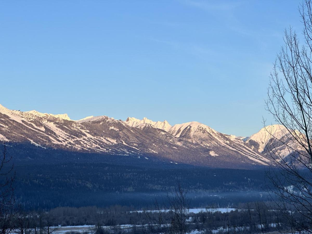 2Mins To Town, Ac & Sauna, Self Check-In, Full Kitchen, Free Laundry & Parking, Family Pet Friendly, Comfortably Sleeps Up To 10 Golden Exterior photo