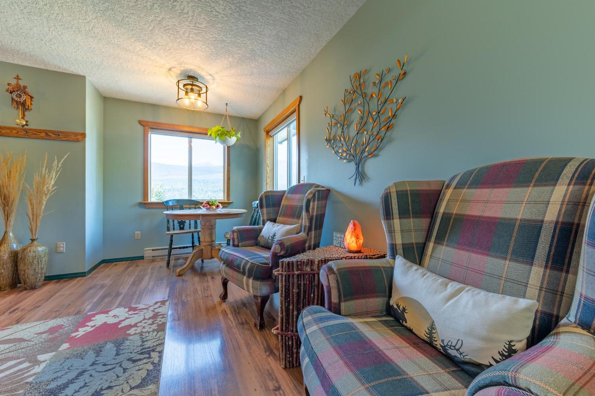 2Mins To Town, Ac & Sauna, Self Check-In, Full Kitchen, Free Laundry & Parking, Family Pet Friendly, Comfortably Sleeps Up To 10 Golden Exterior photo