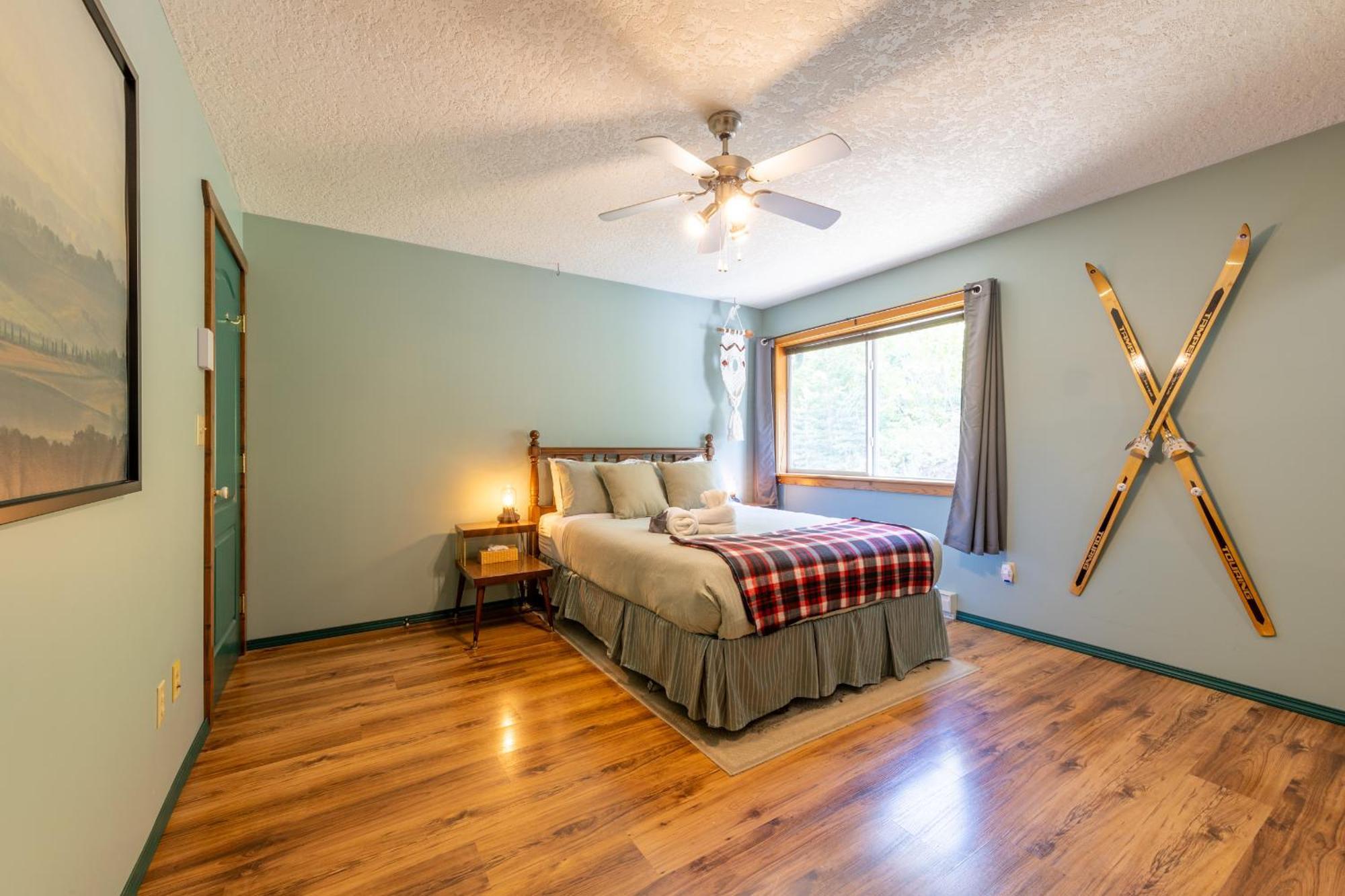 2Mins To Town, Ac & Sauna, Self Check-In, Full Kitchen, Free Laundry & Parking, Family Pet Friendly, Comfortably Sleeps Up To 10 Golden Exterior photo