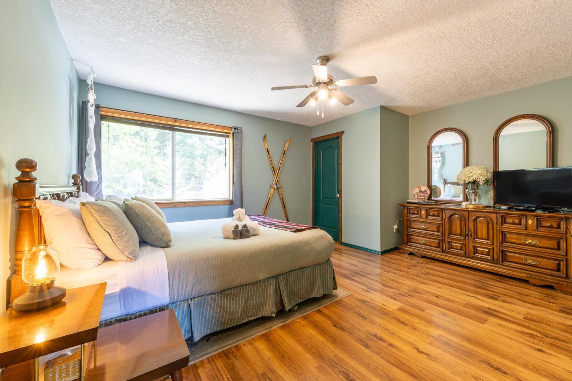 2Mins To Town, Ac & Sauna, Self Check-In, Full Kitchen, Free Laundry & Parking, Family Pet Friendly, Comfortably Sleeps Up To 10 Golden Exterior photo