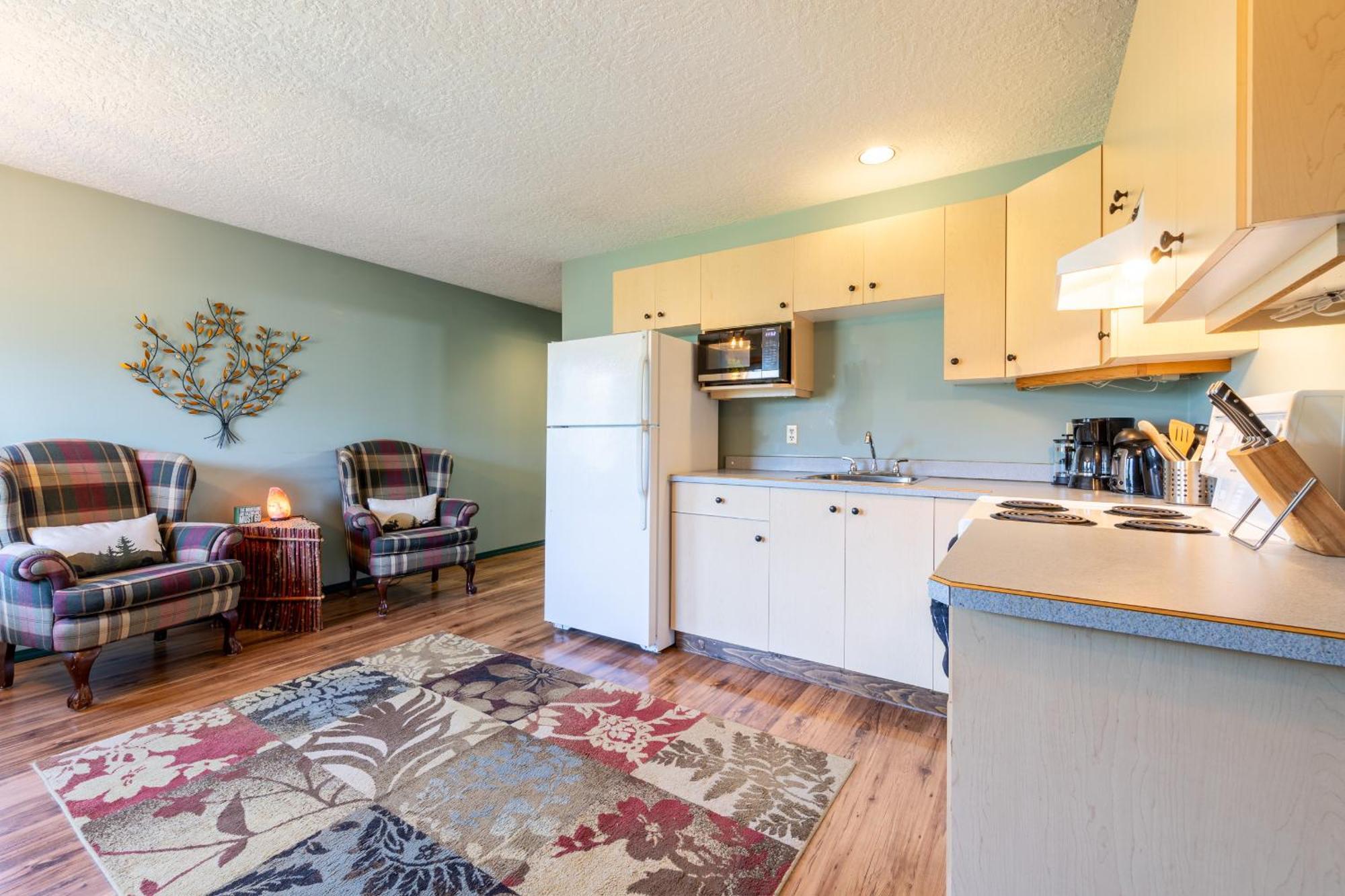 2Mins To Town, Ac & Sauna, Self Check-In, Full Kitchen, Free Laundry & Parking, Family Pet Friendly, Comfortably Sleeps Up To 10 Golden Exterior photo