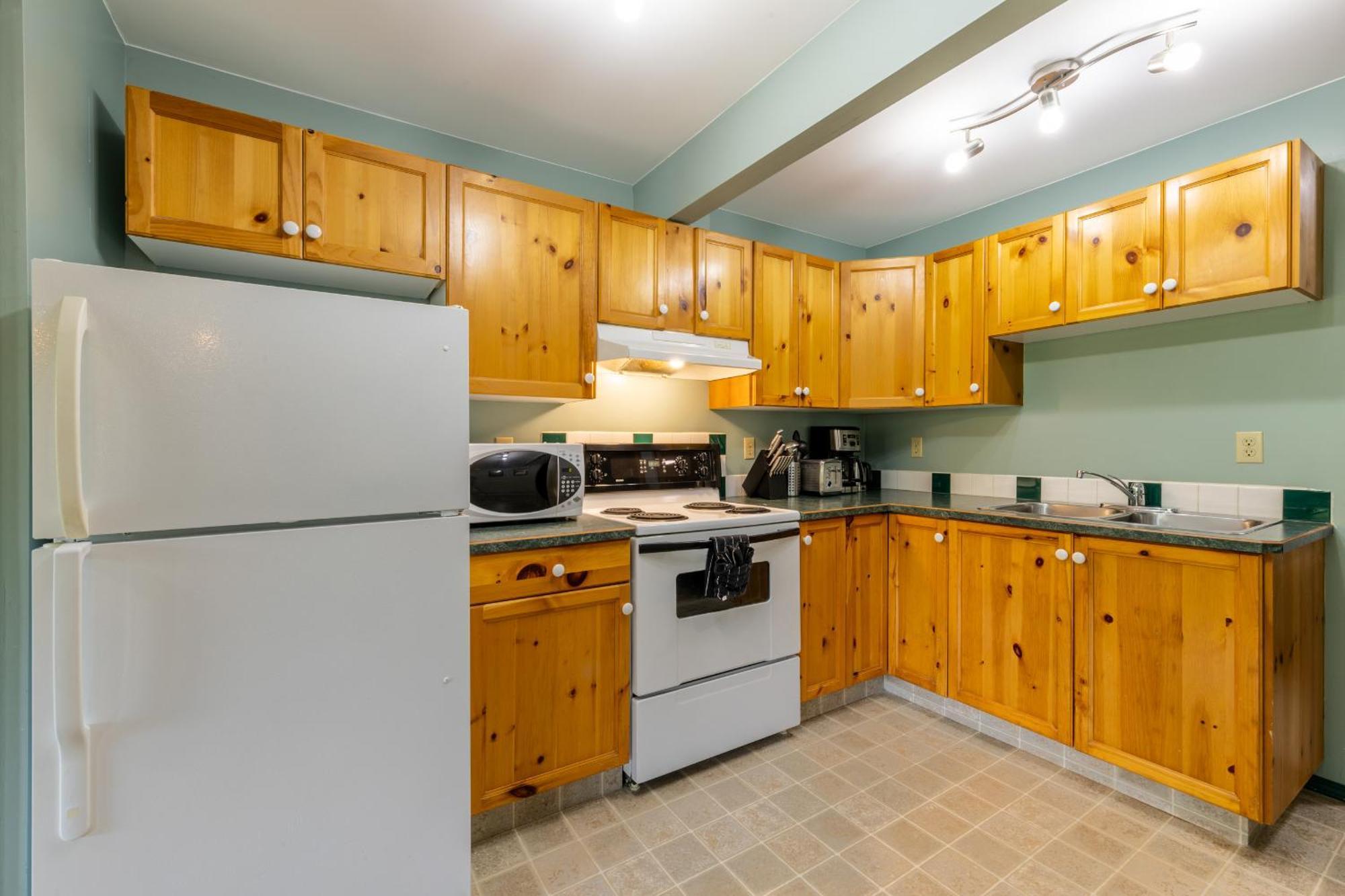 2Mins To Town, Ac & Sauna, Self Check-In, Full Kitchen, Free Laundry & Parking, Family Pet Friendly, Comfortably Sleeps Up To 10 Golden Exterior photo