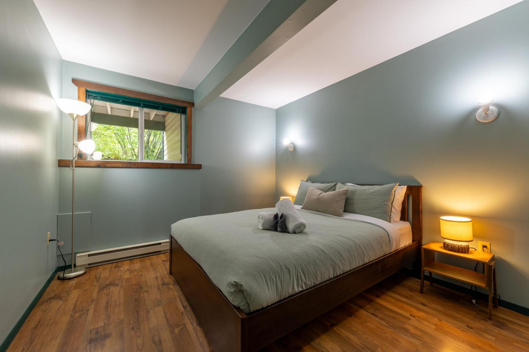 2Mins To Town, Ac & Sauna, Self Check-In, Full Kitchen, Free Laundry & Parking, Family Pet Friendly, Comfortably Sleeps Up To 10 Golden Exterior photo