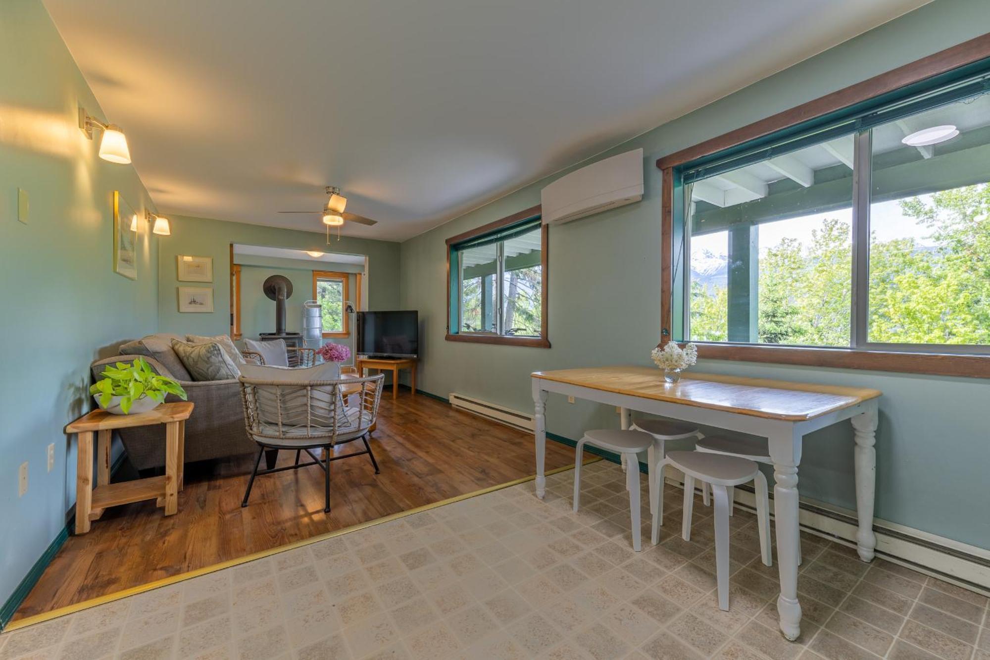 2Mins To Town, Ac & Sauna, Self Check-In, Full Kitchen, Free Laundry & Parking, Family Pet Friendly, Comfortably Sleeps Up To 10 Golden Exterior photo