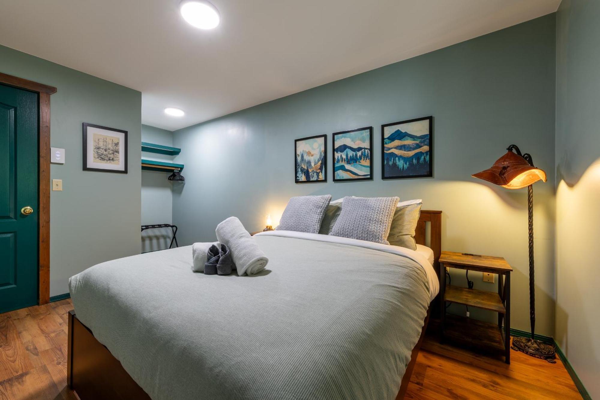 2Mins To Town, Ac & Sauna, Self Check-In, Full Kitchen, Free Laundry & Parking, Family Pet Friendly, Comfortably Sleeps Up To 10 Golden Exterior photo