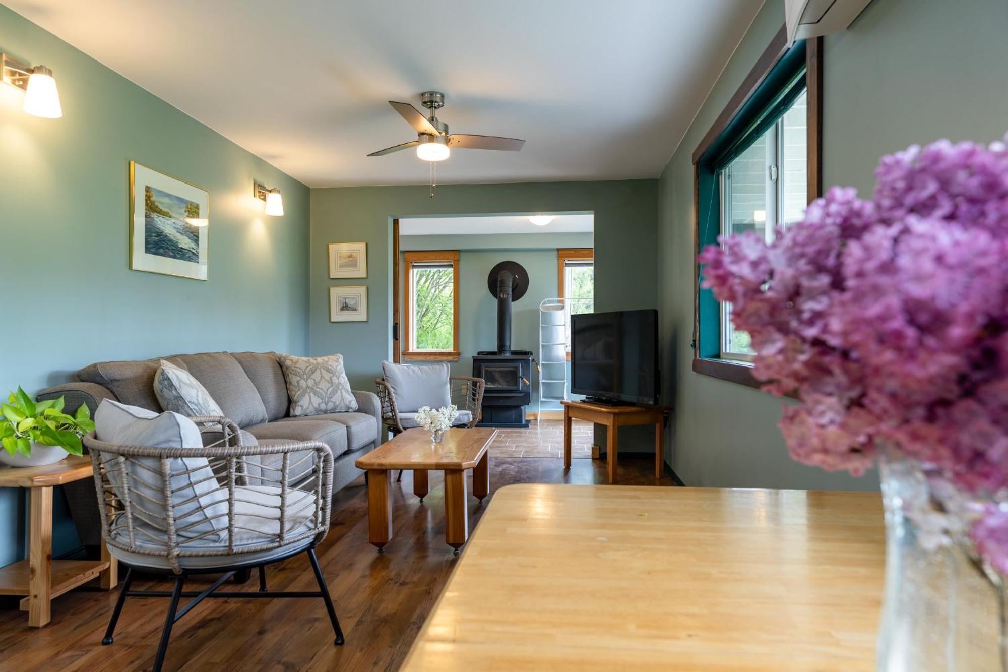 2Mins To Town, Ac & Sauna, Self Check-In, Full Kitchen, Free Laundry & Parking, Family Pet Friendly, Comfortably Sleeps Up To 10 Golden Exterior photo