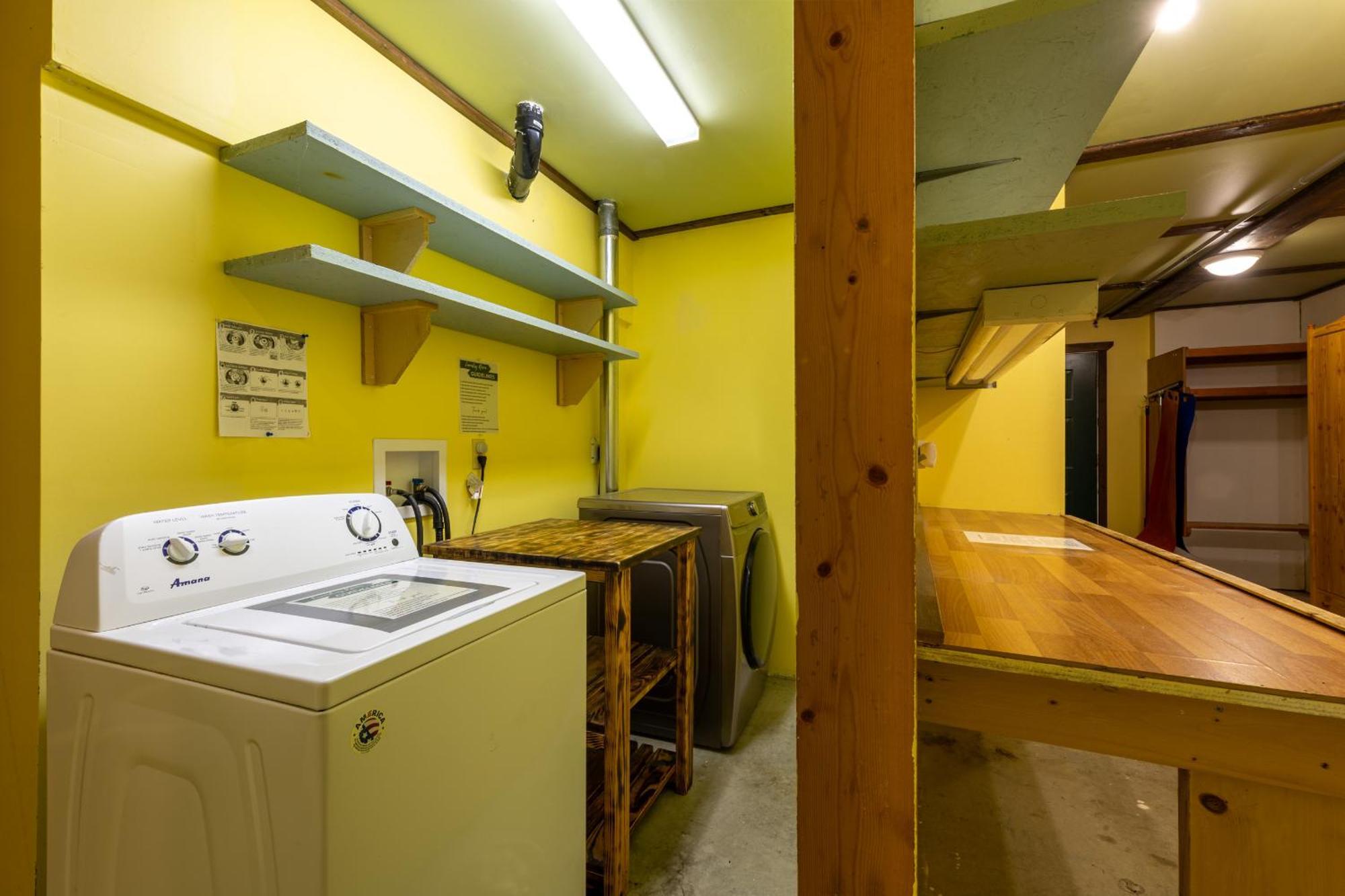 2Mins To Town, Ac & Sauna, Self Check-In, Full Kitchen, Free Laundry & Parking, Family Pet Friendly, Comfortably Sleeps Up To 10 Golden Exterior photo
