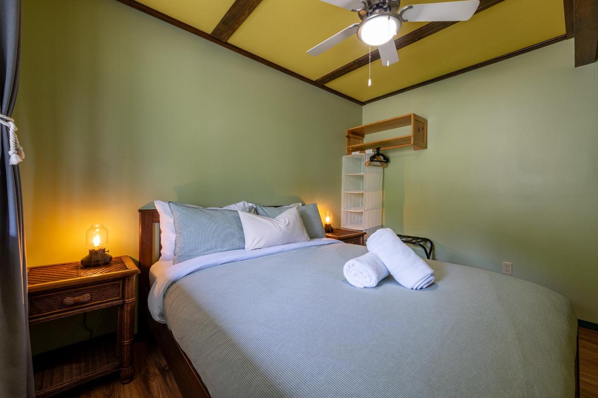 2Mins To Town, Ac & Sauna, Self Check-In, Full Kitchen, Free Laundry & Parking, Family Pet Friendly, Comfortably Sleeps Up To 10 Golden Exterior photo