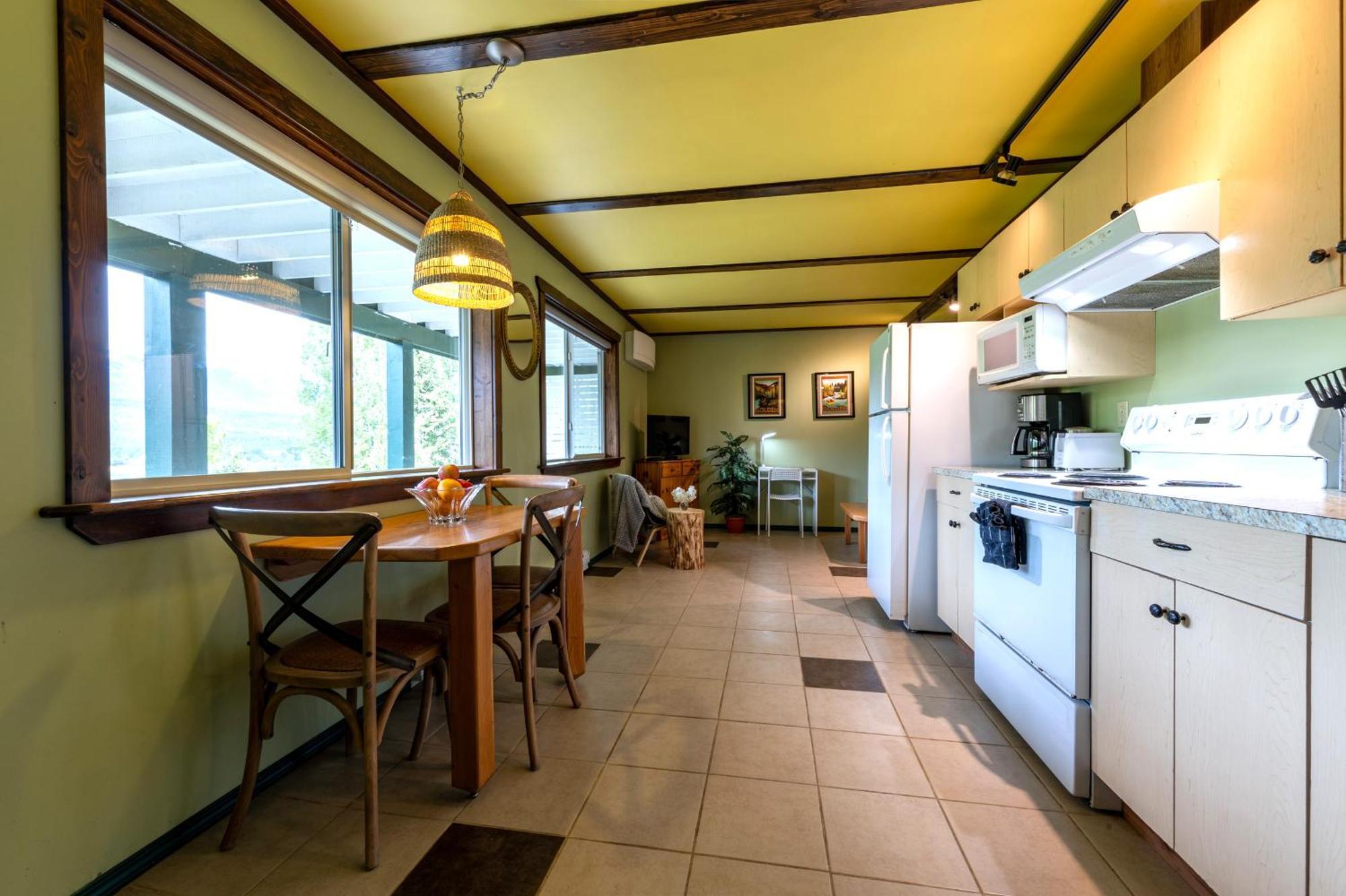 2Mins To Town, Ac & Sauna, Self Check-In, Full Kitchen, Free Laundry & Parking, Family Pet Friendly, Comfortably Sleeps Up To 10 Golden Exterior photo