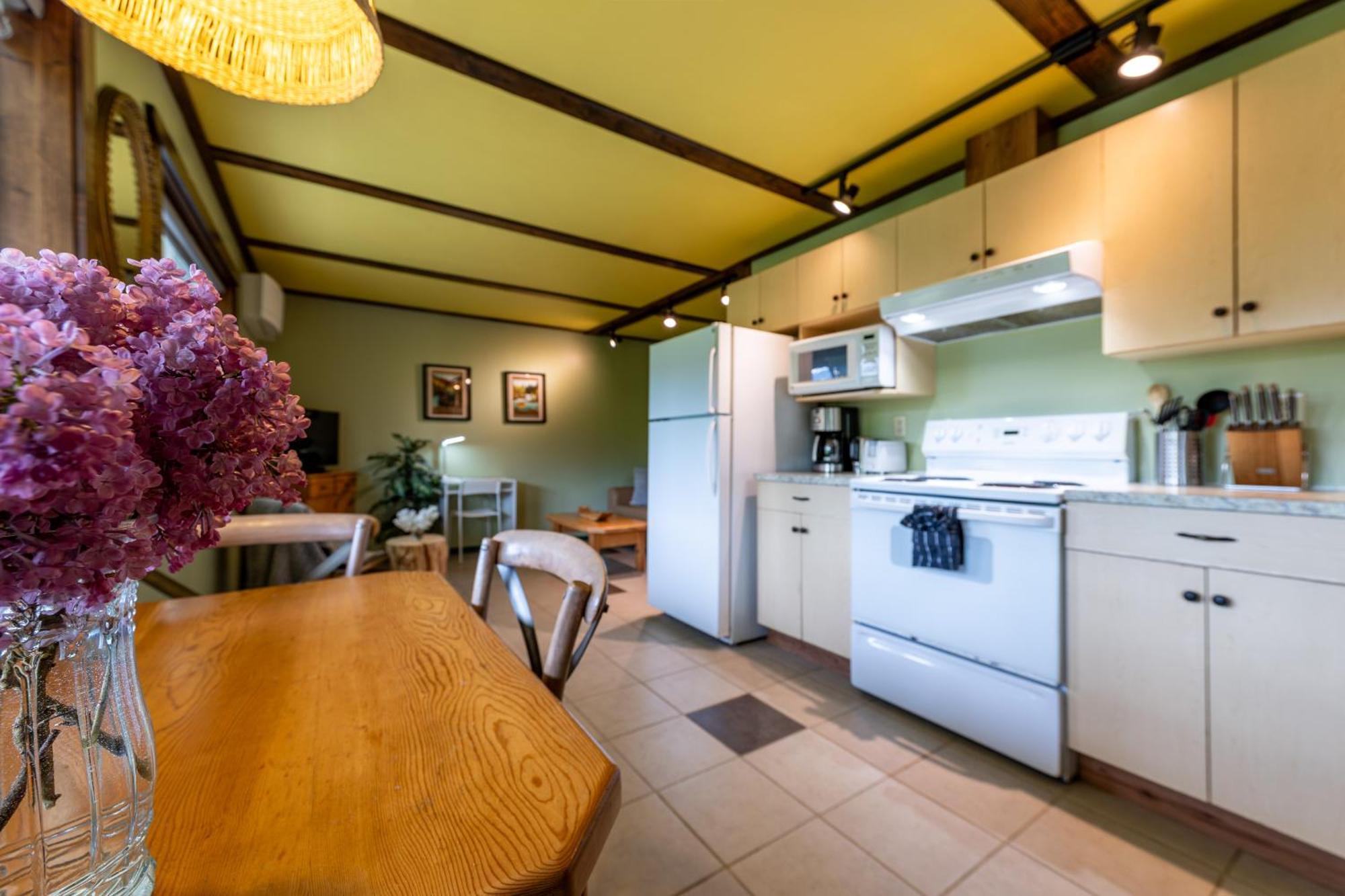 2Mins To Town, Ac & Sauna, Self Check-In, Full Kitchen, Free Laundry & Parking, Family Pet Friendly, Comfortably Sleeps Up To 10 Golden Exterior photo
