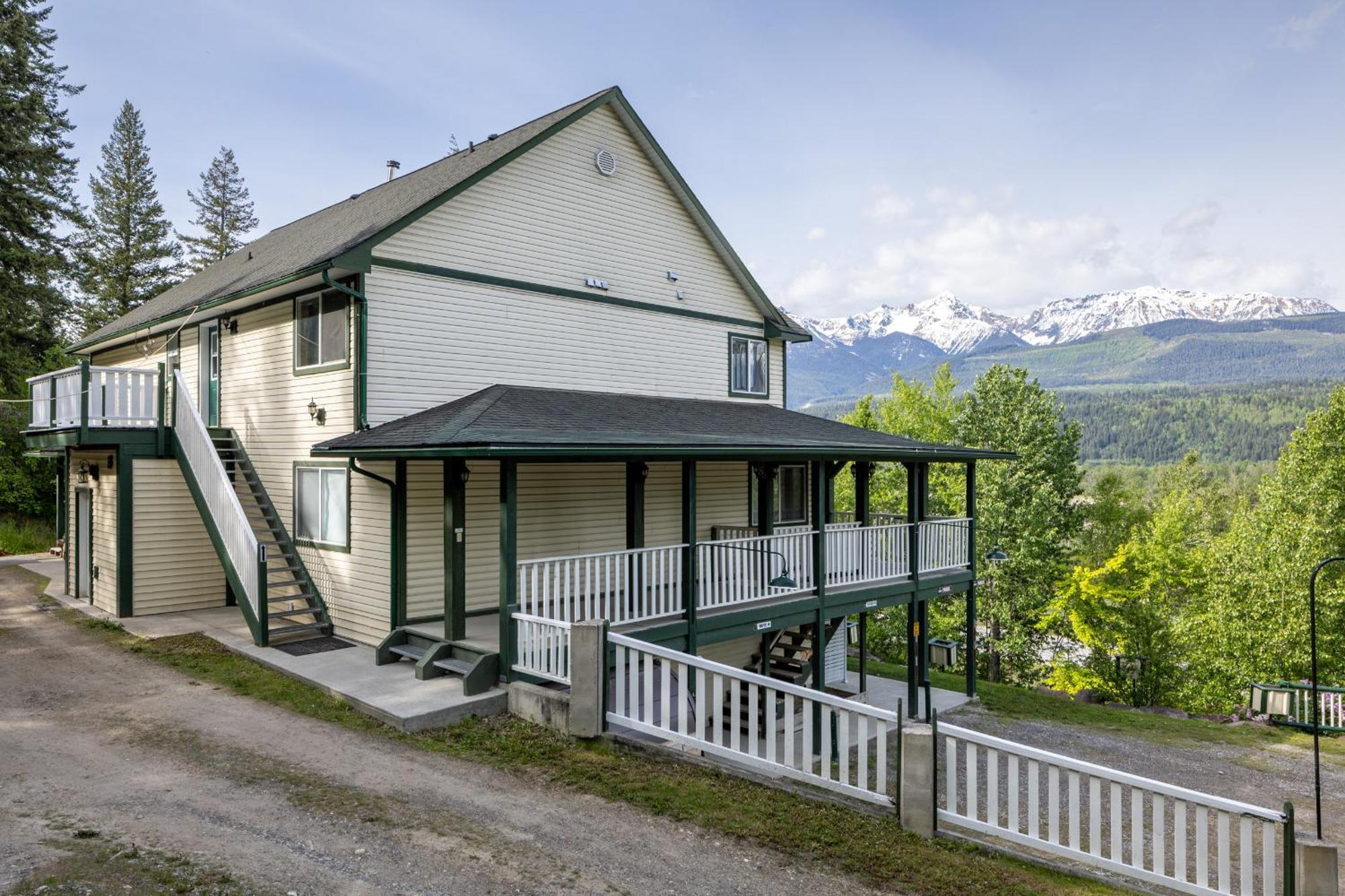2Mins To Town, Ac & Sauna, Self Check-In, Full Kitchen, Free Laundry & Parking, Family Pet Friendly, Comfortably Sleeps Up To 10 Golden Exterior photo